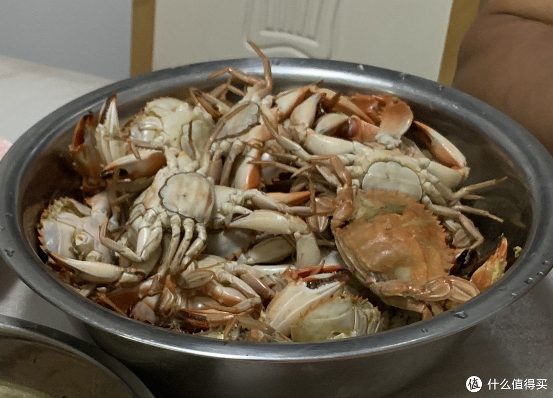 中秋佳节团圆饭，螃蟹、带鱼和大虾，三方会谈
