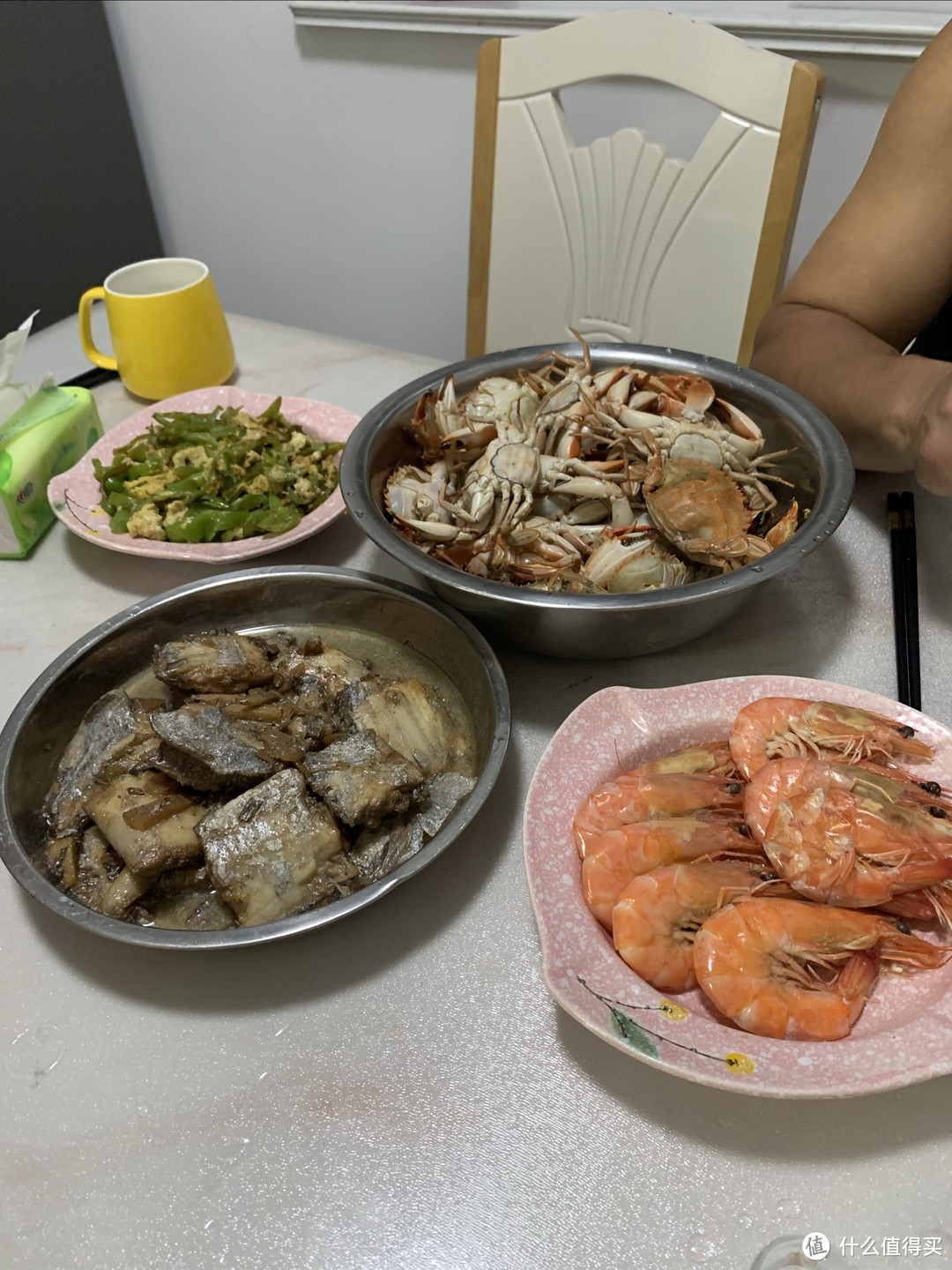 中秋佳节团圆饭，螃蟹、带鱼和大虾，三方会谈