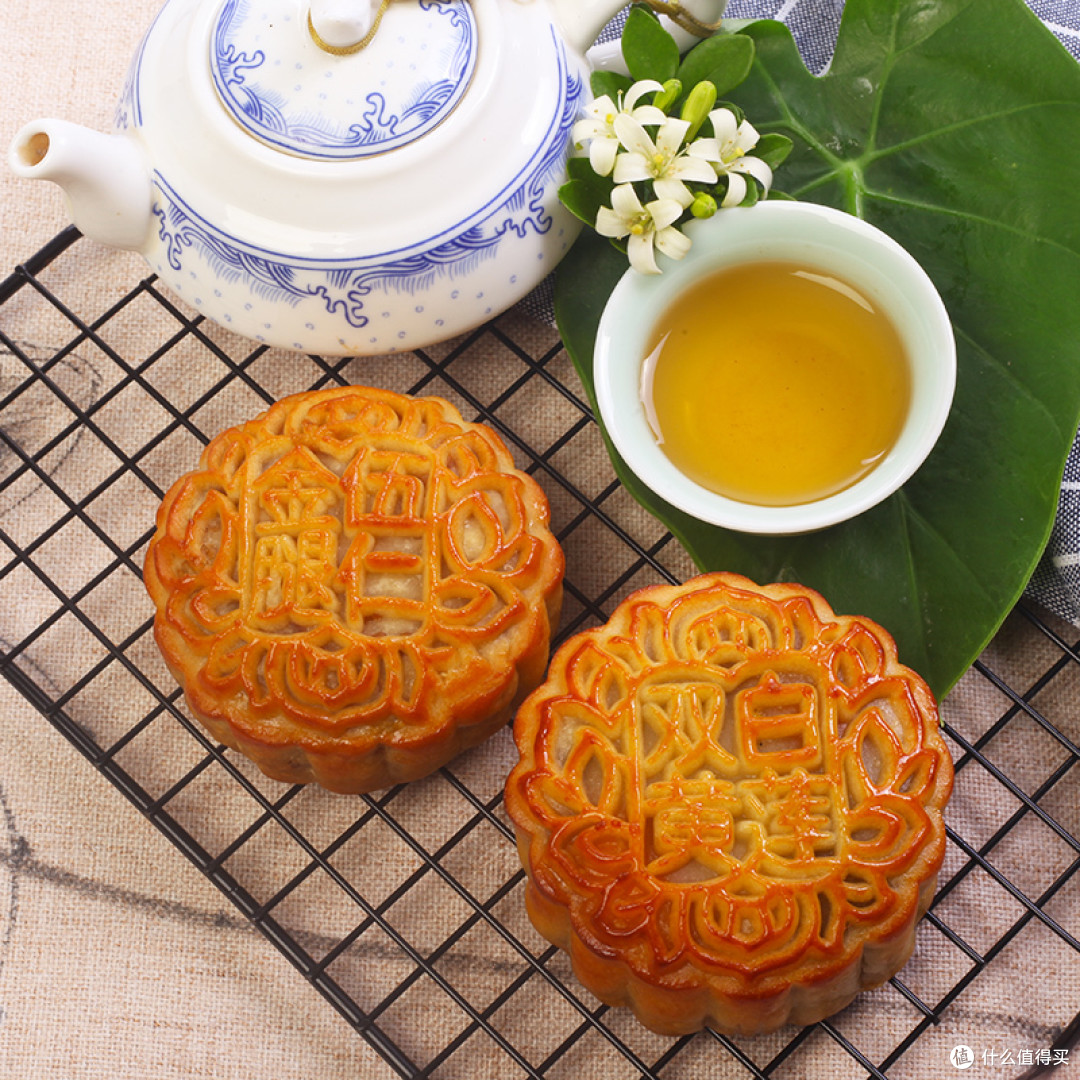 双黄白莲蓉月饼:传统美味,奢华体验
