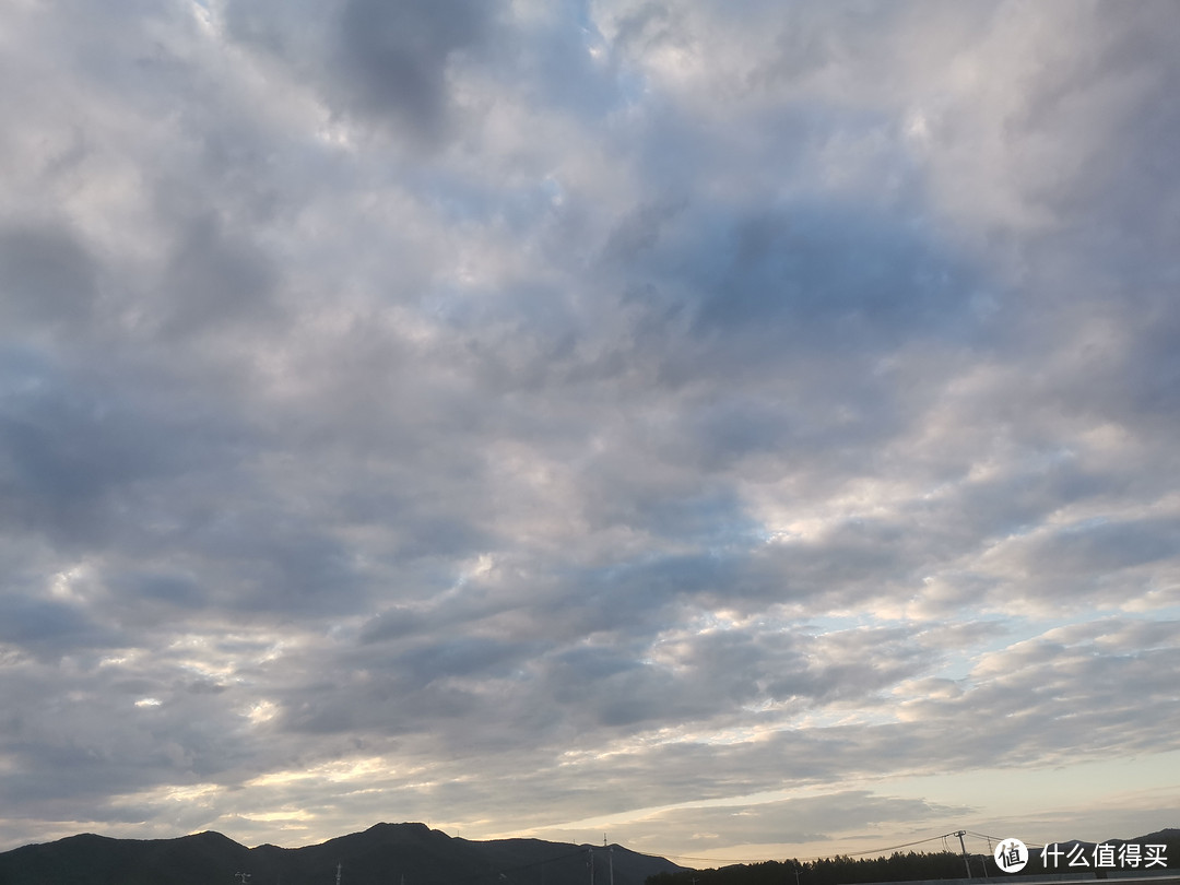 吃完饭大哥又来接我去高铁站 路上的天空 还可以看到广场下班去跳舞的人群 很让人羡慕的悠闲生活 大哥说这边的生活节奏很慢 非常治愈