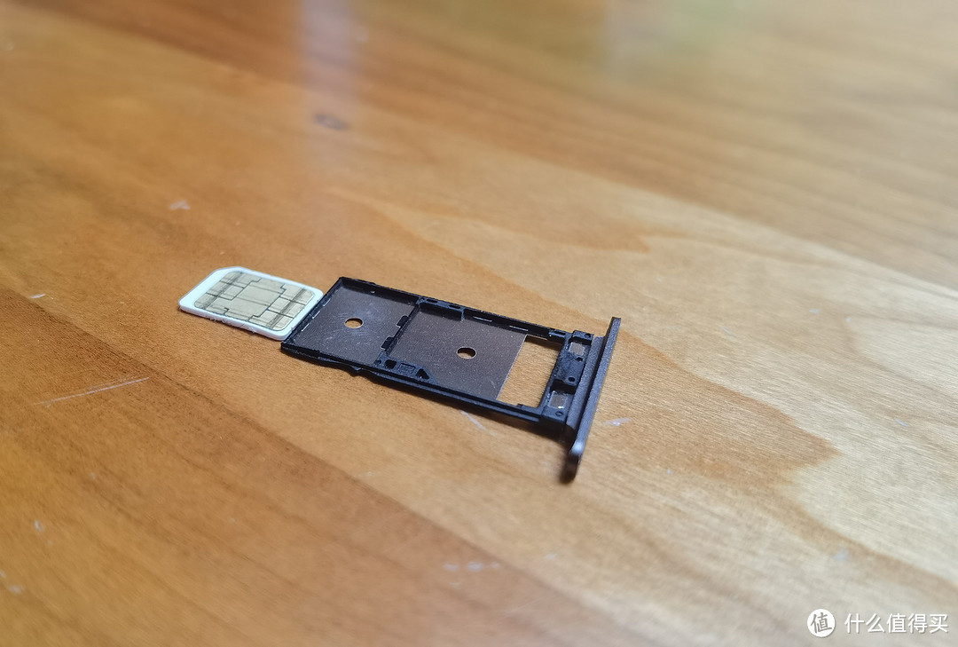 脆弱的SIM卡槽，一定要小心，比较薄和软，容易折断