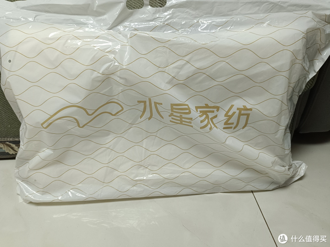 枕头看起来还蛮大的， 运输的时候用塑料袋外包装，打开以后就是上图。