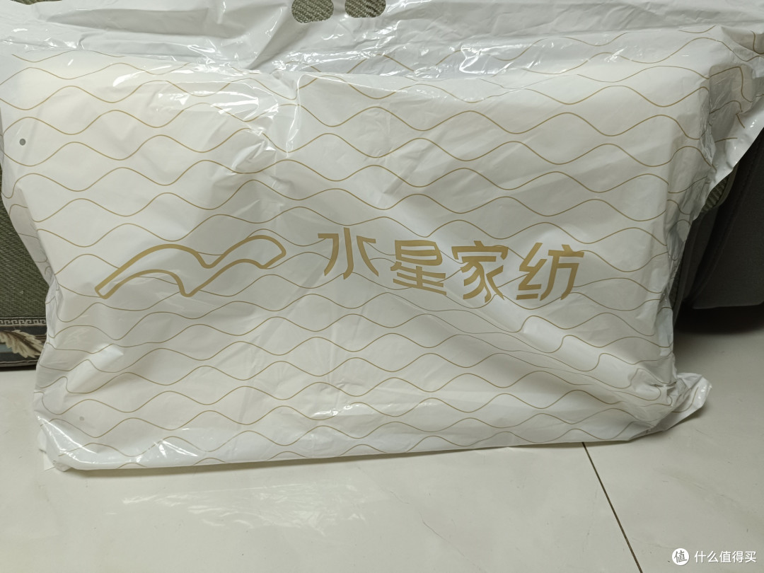 枕头看起来还蛮大的， 运输的时候用塑料袋外包装，打开以后就是上图。