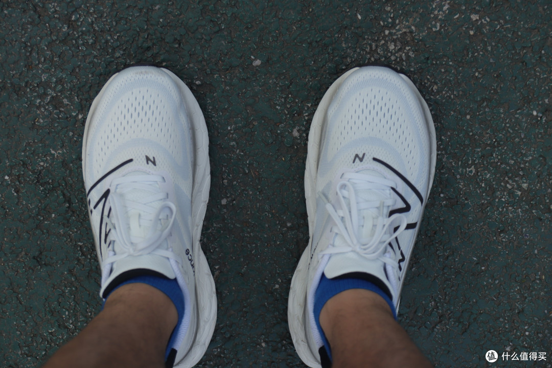 漫步云端NEW BALANCE MORE v4跑鞋