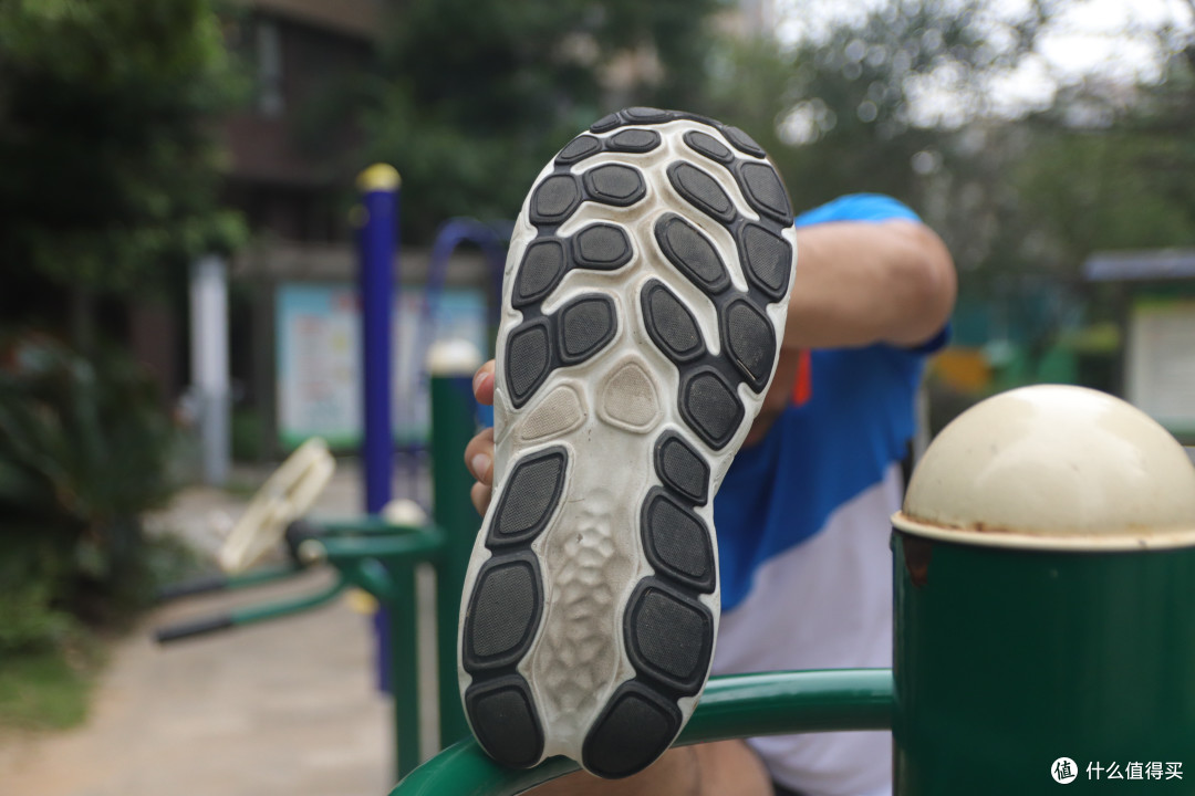 漫步云端NEW BALANCE MORE v4跑鞋