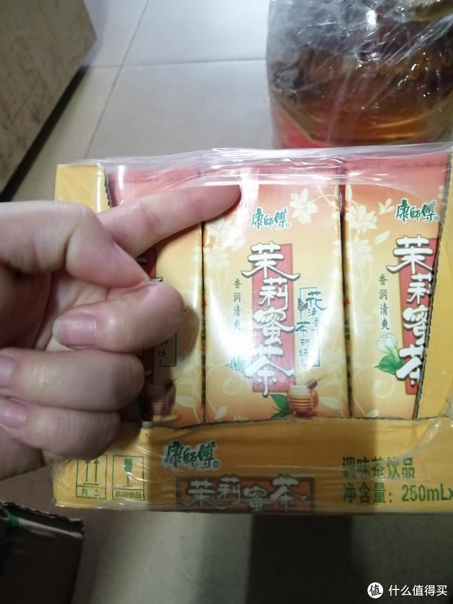 康师傅茉莉蜜茶饮料是一款畅销的调味茶饮品，每箱包含24盒，每盒容量为250ml