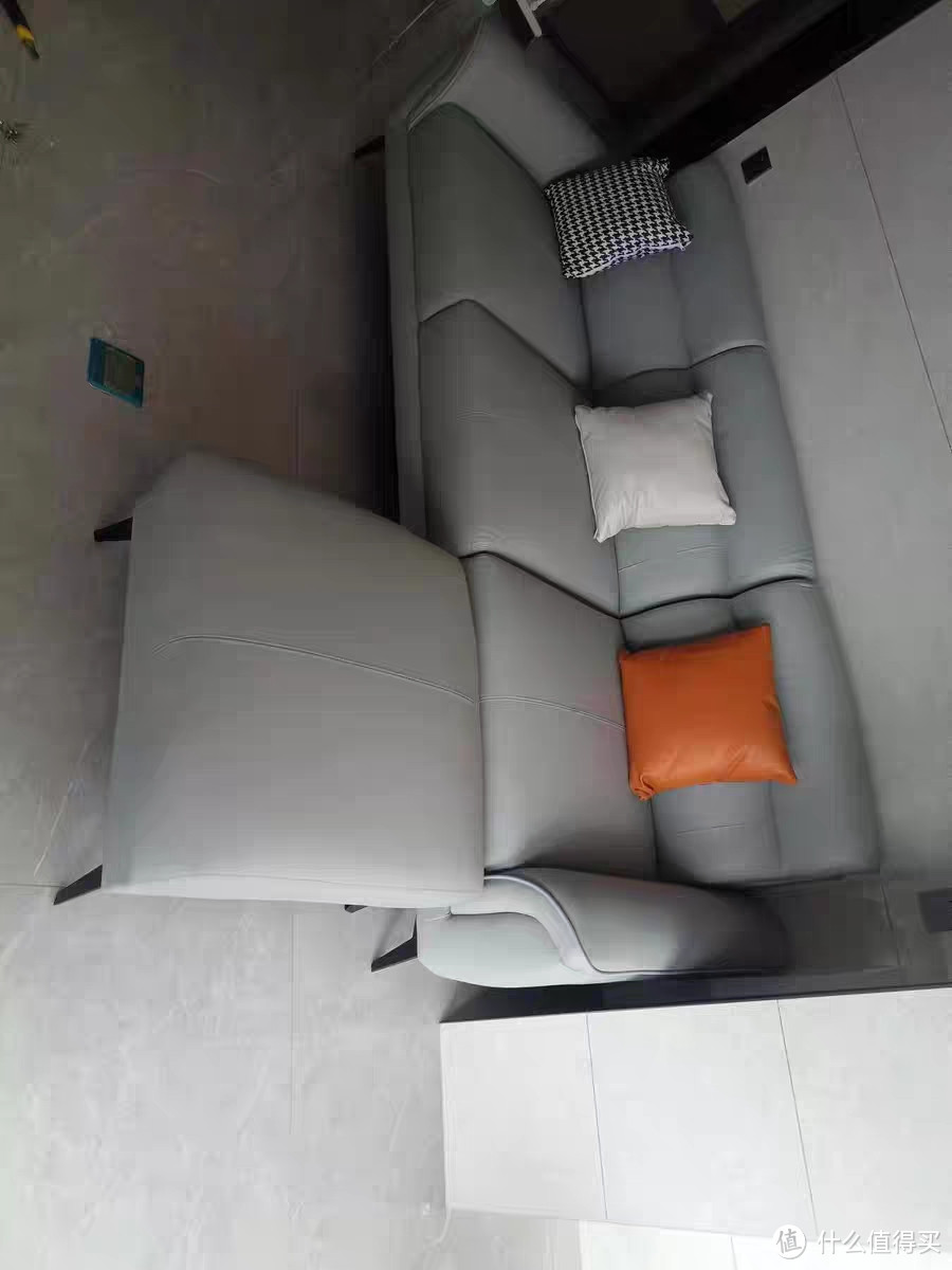 沙发是一种适合小户型客厅的家具，它以现代简约