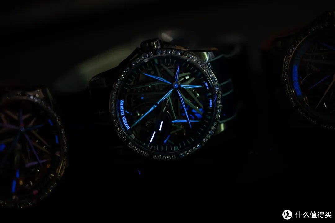 霓虹腕表的夜光效果突出一个“炫”