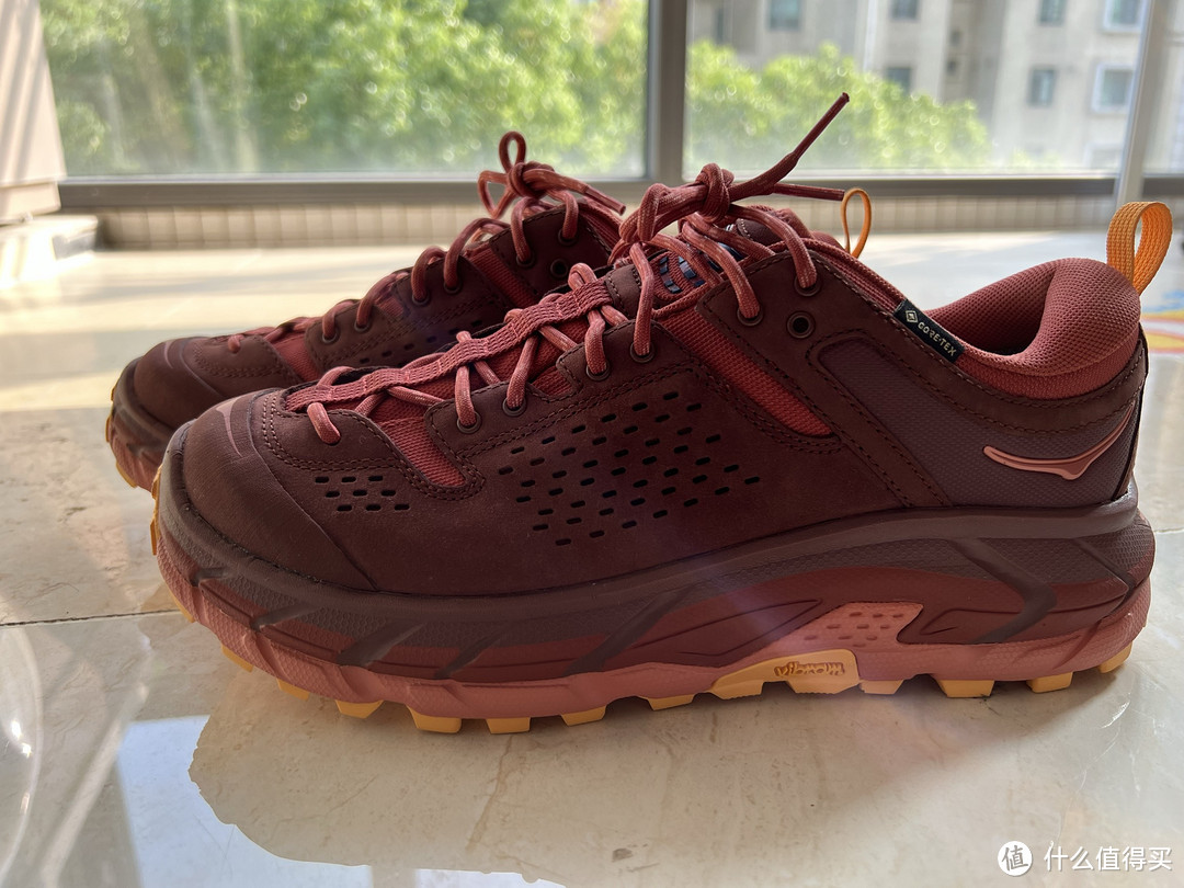 Hoka Tor Ultra随便买?是消费降级还是配色太丑？红色低帮穿搭体验