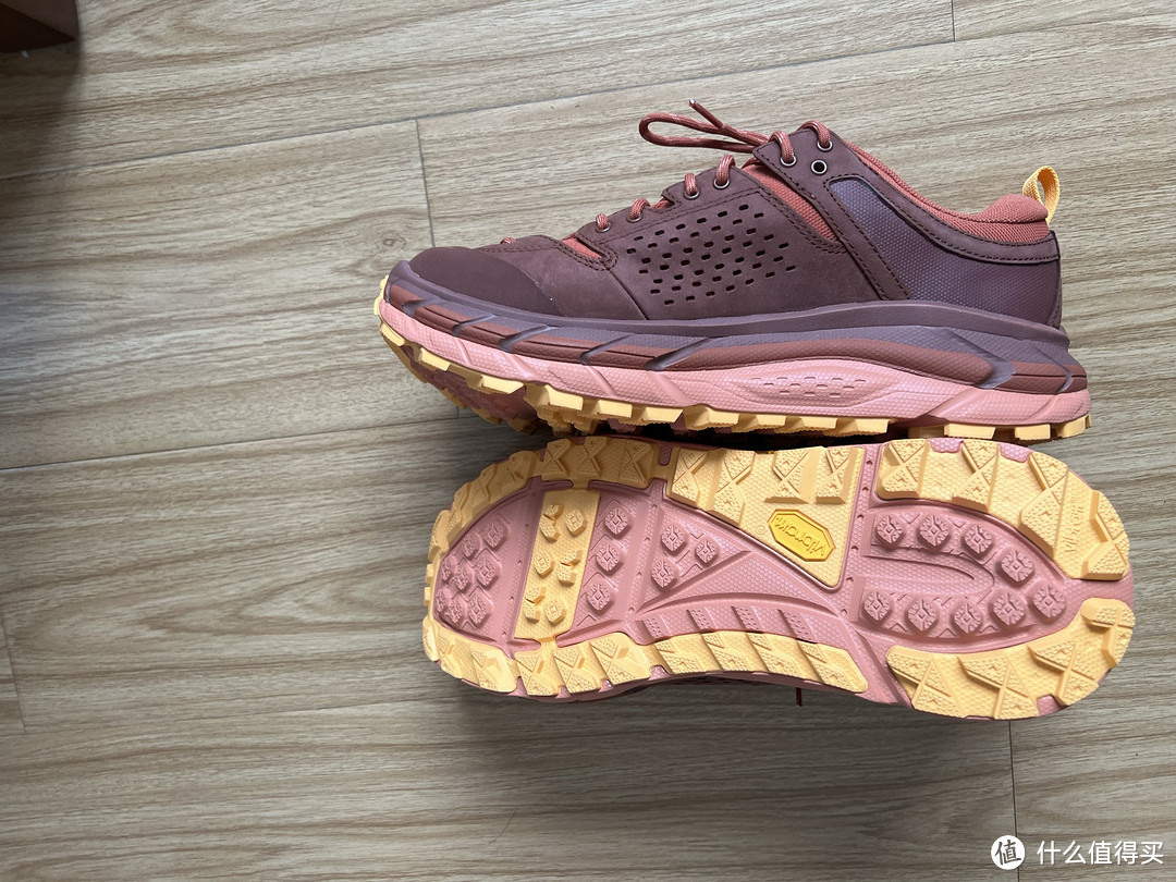 Hoka Tor Ultra随便买?是消费降级还是配色太丑？红色低帮穿搭体验