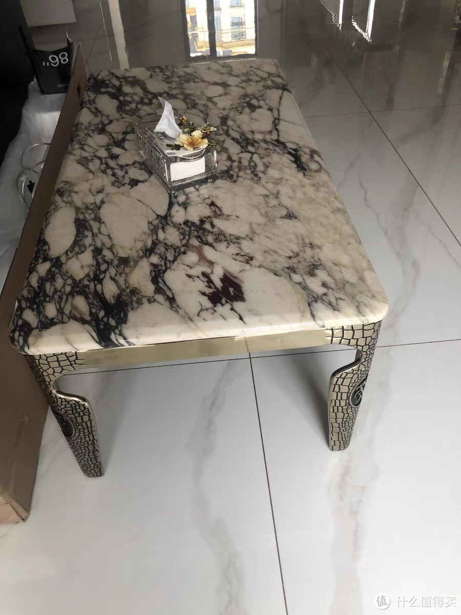 石餐桌是一款现代简约、高端奢华的家具