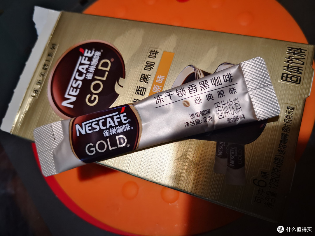 金色的不一定都很高档,但是高档的一般配一点金色,这个雀巢冻干咖啡粉有点意思