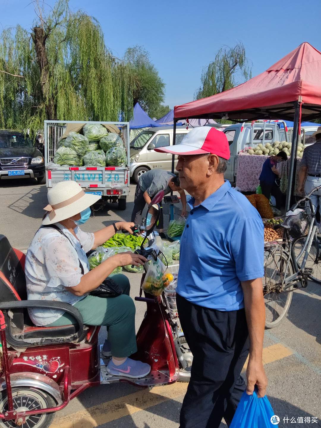 这个集市的青椒，衣服都很便宜大爷大妈都来买