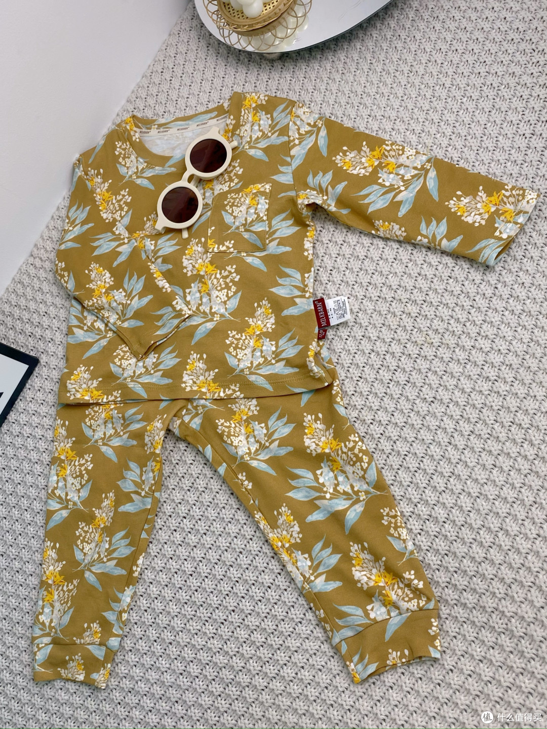 秋冬季节怎么给婴儿穿衣服既保暖又方便?
