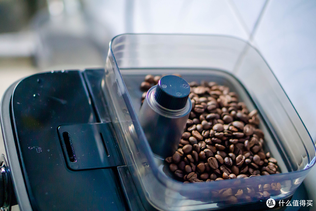 豆仓里的旋钮可调节研磨咖啡豆的粗细，9档精细研磨，按钮上的图案最小的最细，最大的最粗