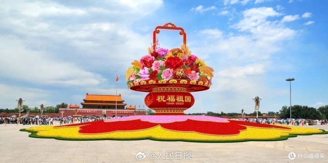 花坛底部直径45米,为牡丹图案,寓意繁荣昌盛。花坛顶高 18米,篮体高16米,篮盘直径12米,花篮篮体南侧书写“祝福祖国,1949-2023”,北侧书写“欢度国庆,1949-2023” 字祥。