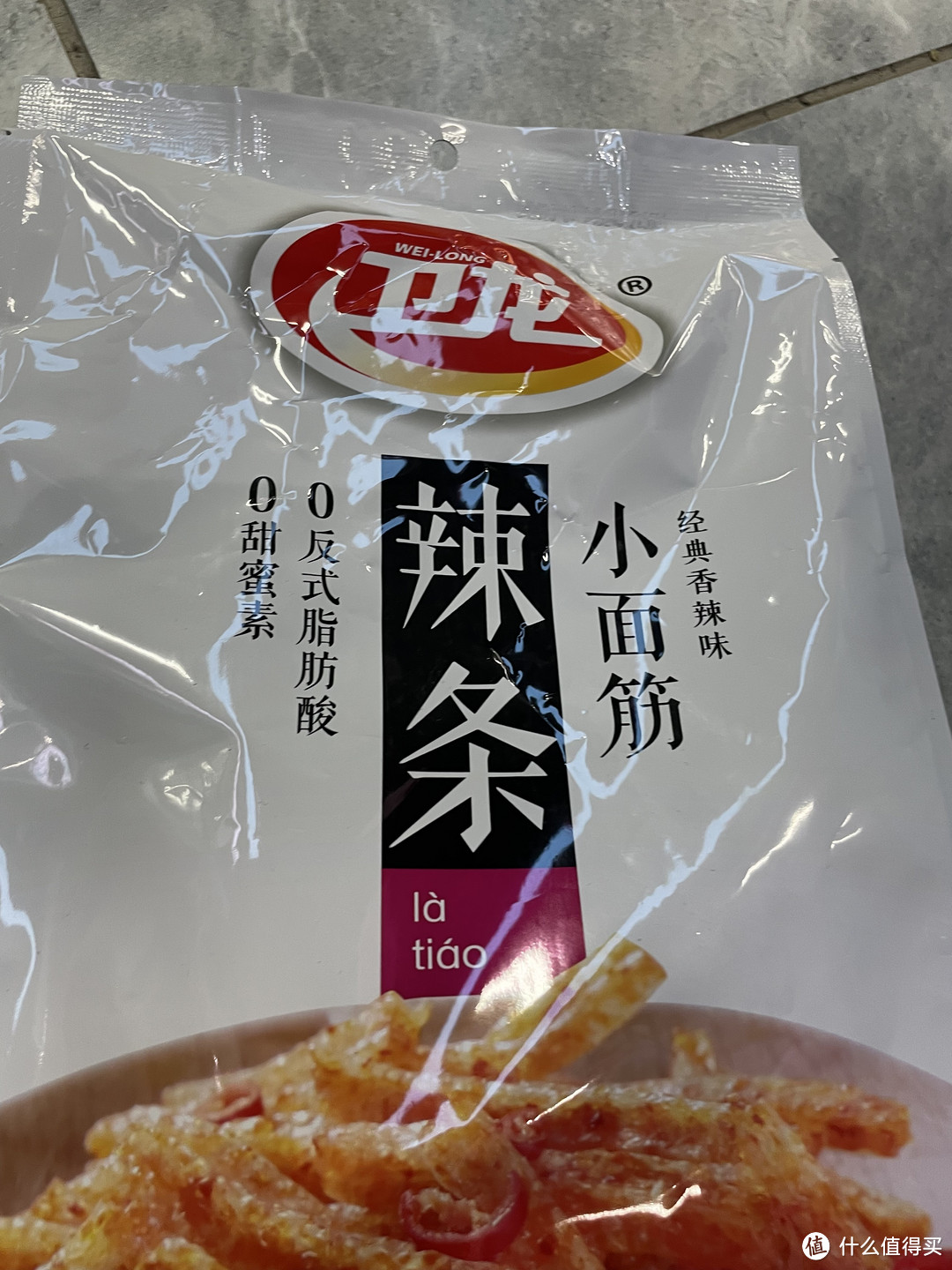 卫龙小面筋辣条,吃一根就上瘾,让你辣劲十足!