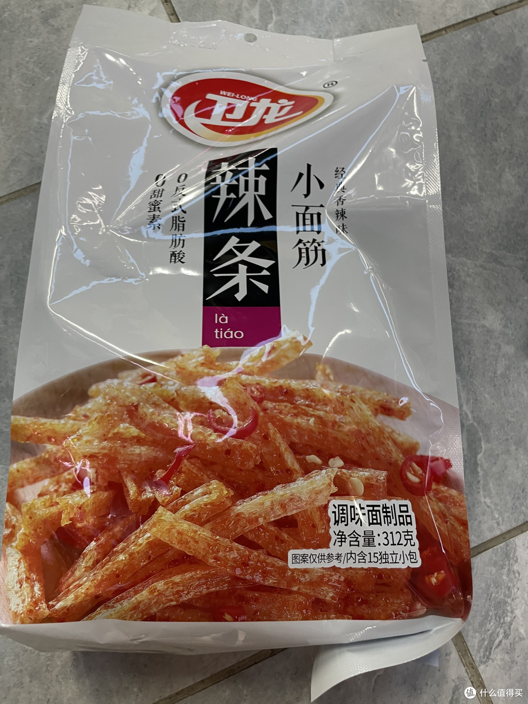 卫龙小面筋辣条,吃一根就上瘾,让你辣劲十足!