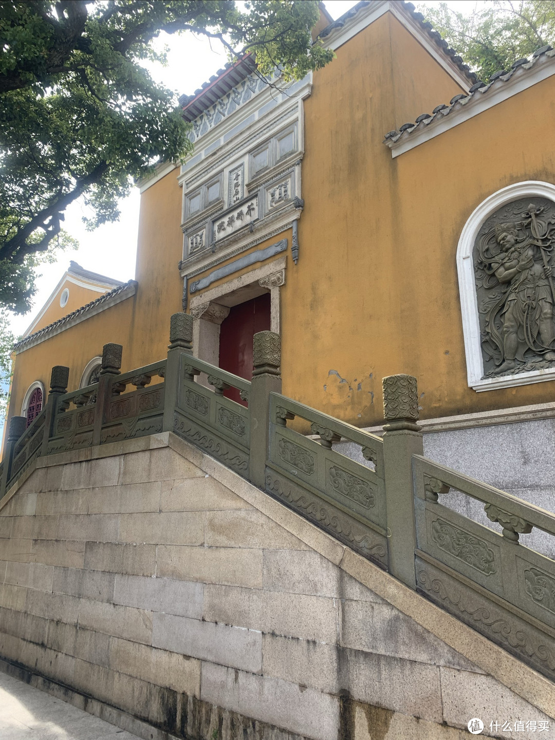 第一站芥瓶庵，新建的建筑，前面有个还可以的小广场供导游给游客们白活一段，普及一些别踩门槛别拍佛像之类基本的佛教观光常识。