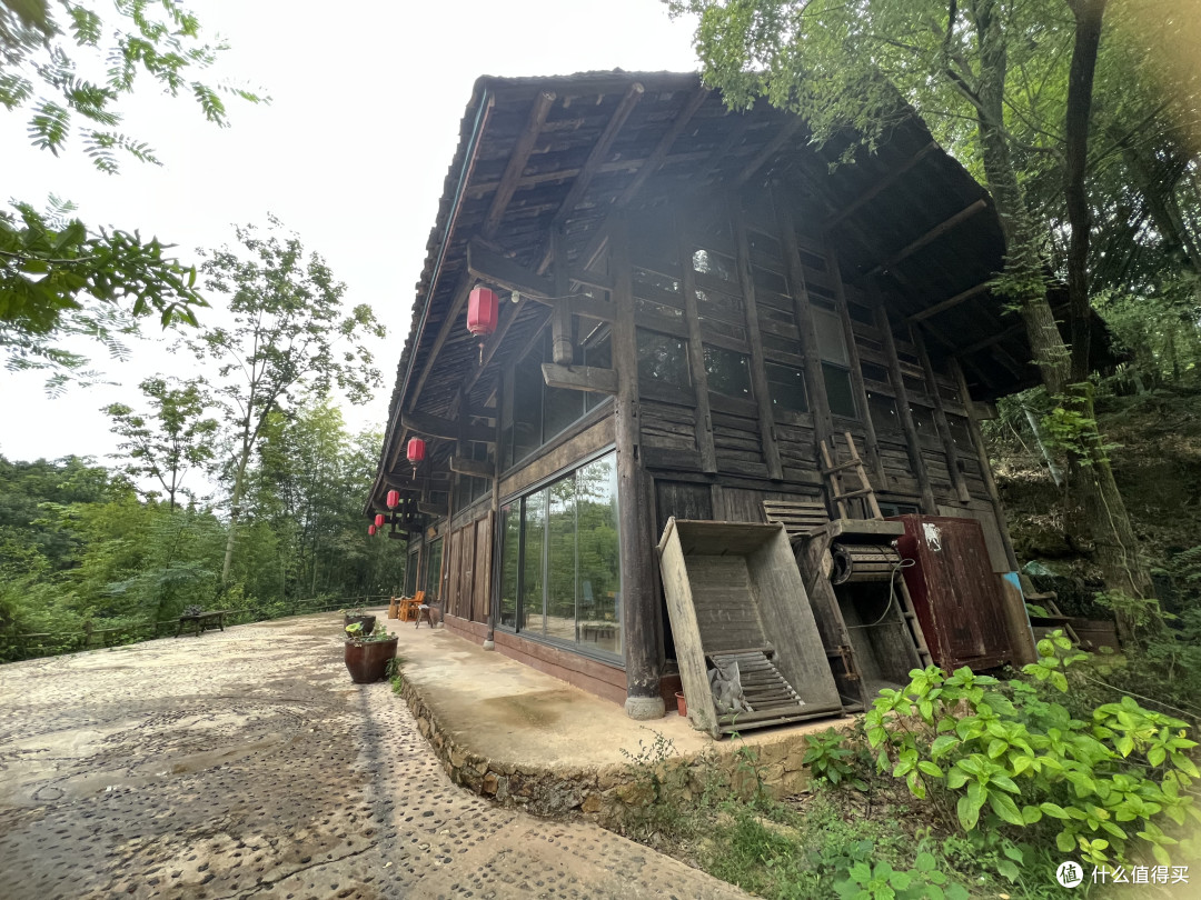山谷里,古朴的木质建筑群,健谈的民宿老板,避暑纳凉的好去处