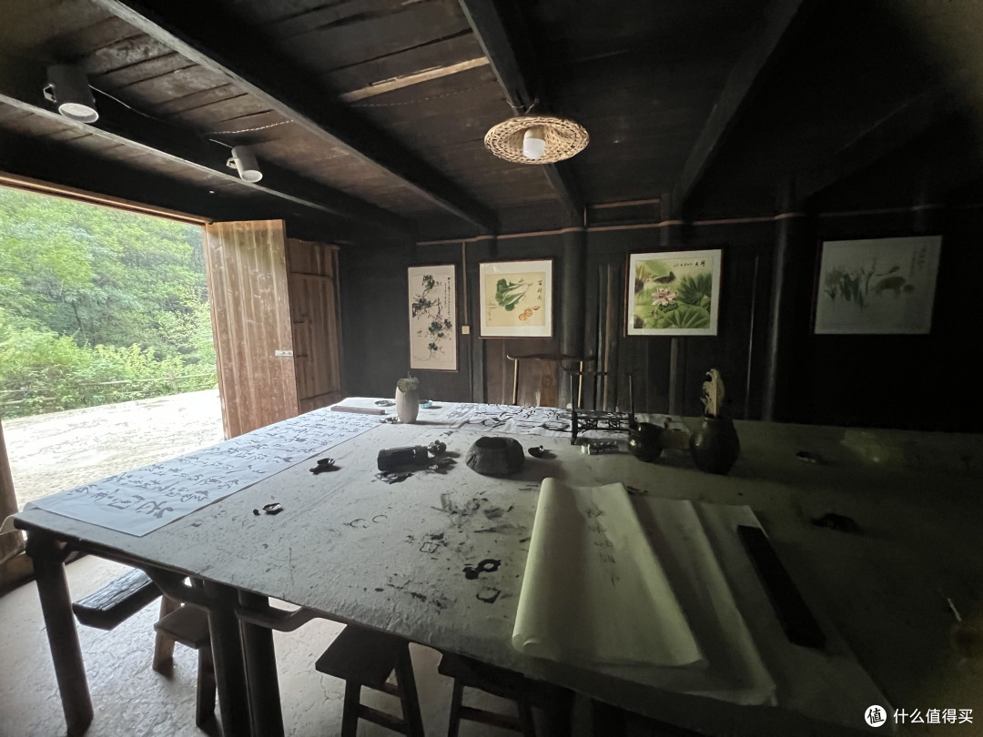 山谷里,古朴的木质建筑群,健谈的民宿老板,避暑纳凉的好去处