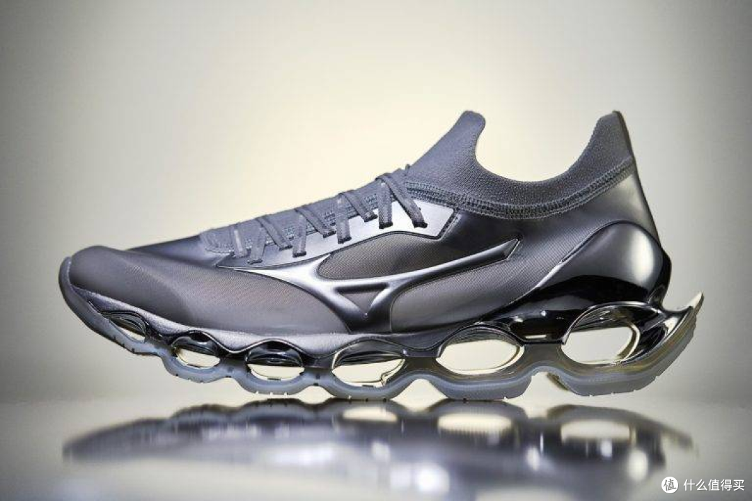 Mizuno的Wave预言系列与空山基的联名，不仅是在科技上，设计上也充满了高级感与未来主义！