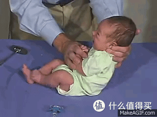 宝宝出生自带的神奇功能,7种反射行为反映宝宝大脑发育,别轻视