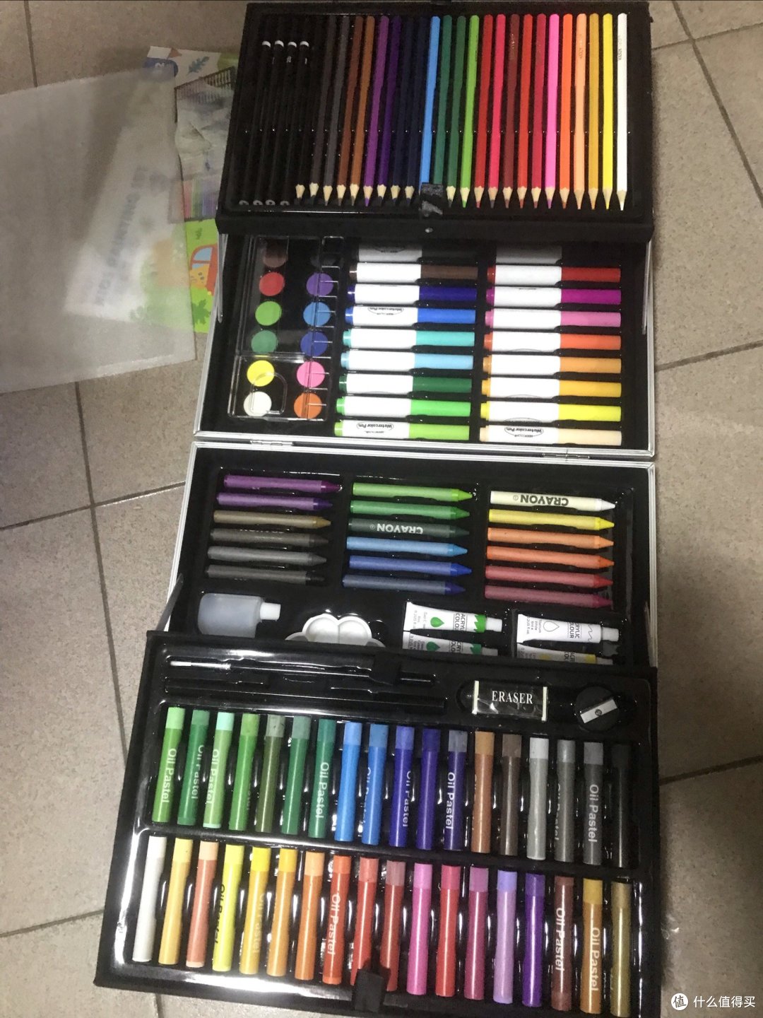买了一套画画套装,很开心。