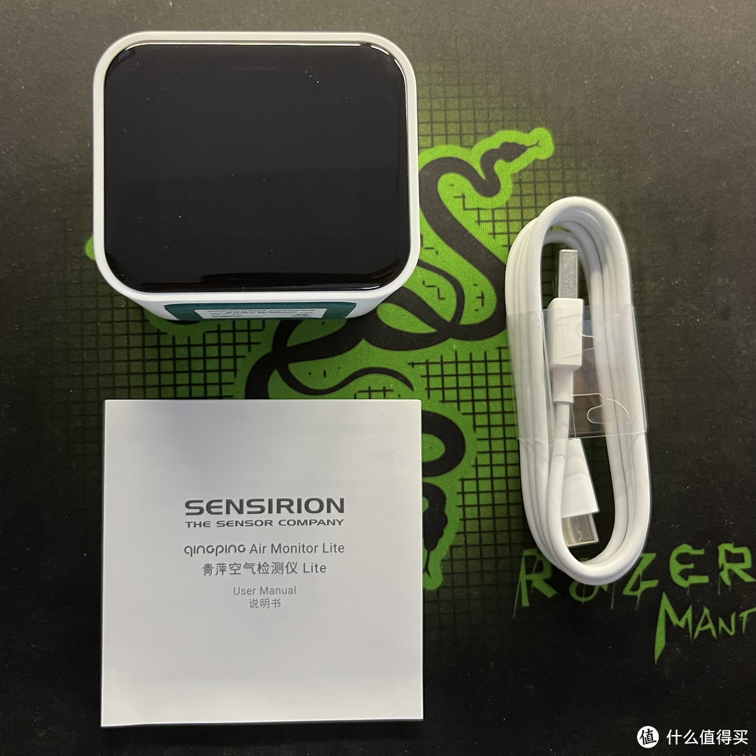 盒子里标配有说明书与充电线