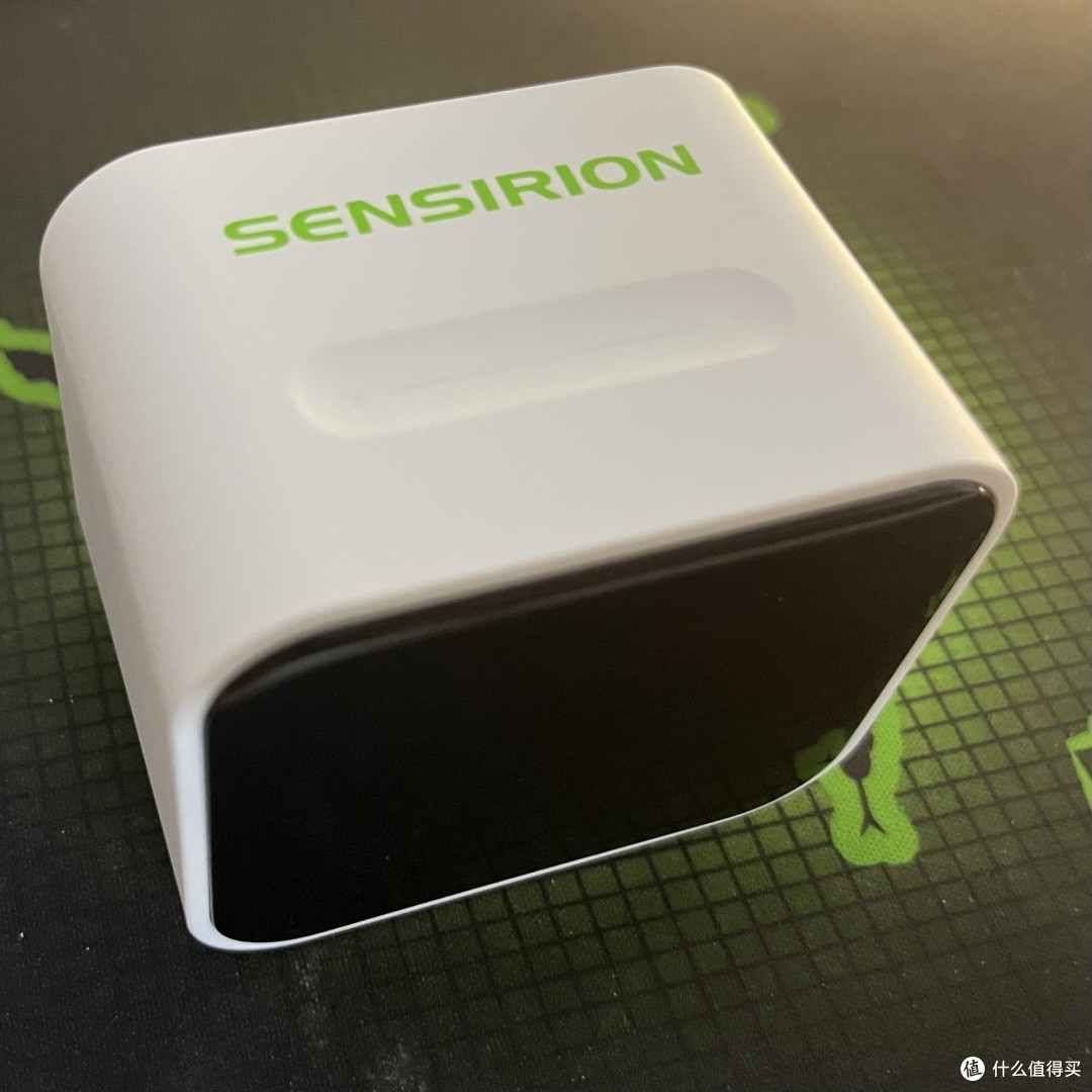 空气检测仪上方印着SENSIRION，还有一个滑动电容条