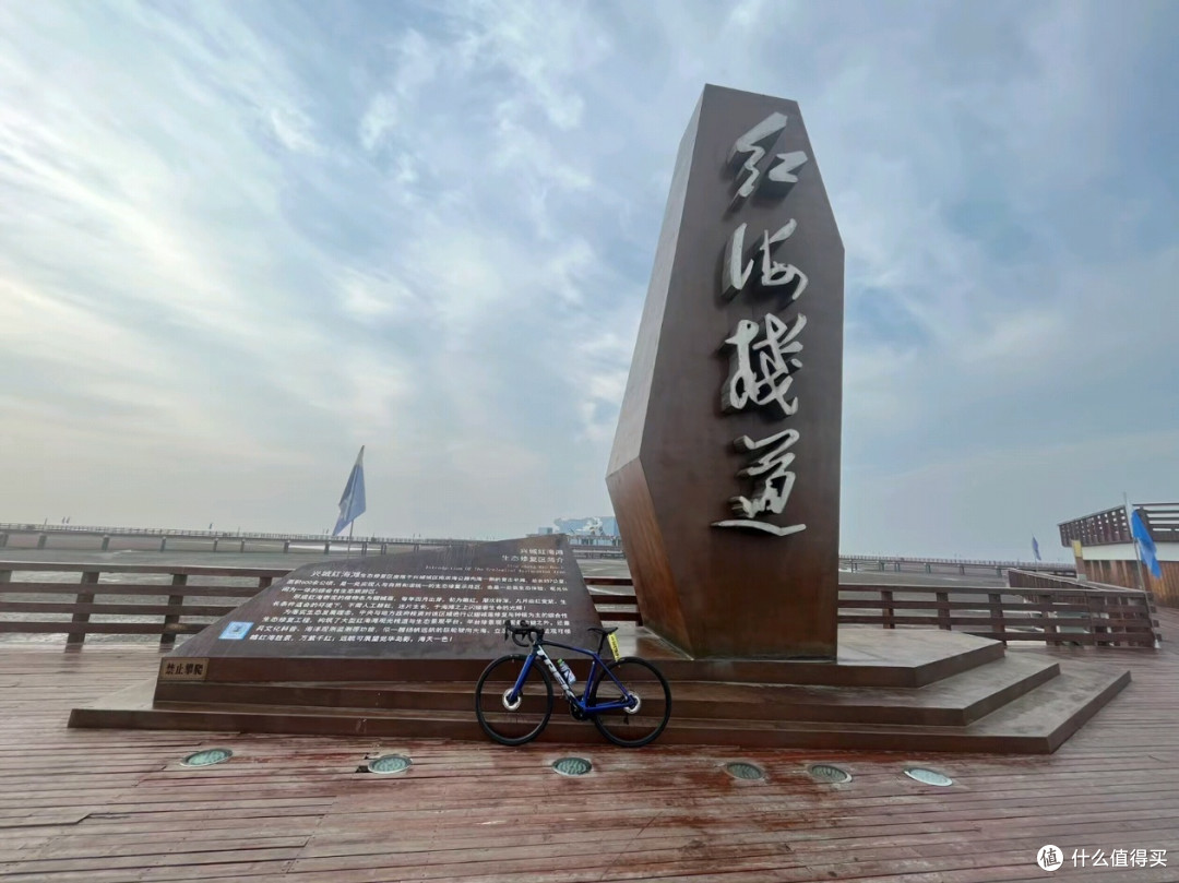 这个季节骑行红海滩是最好的