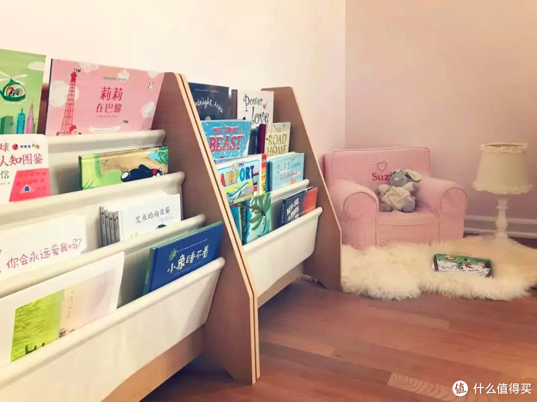 想在家里布置一个小书房或者读书学习的角落，卧室和客厅哪个更合适？