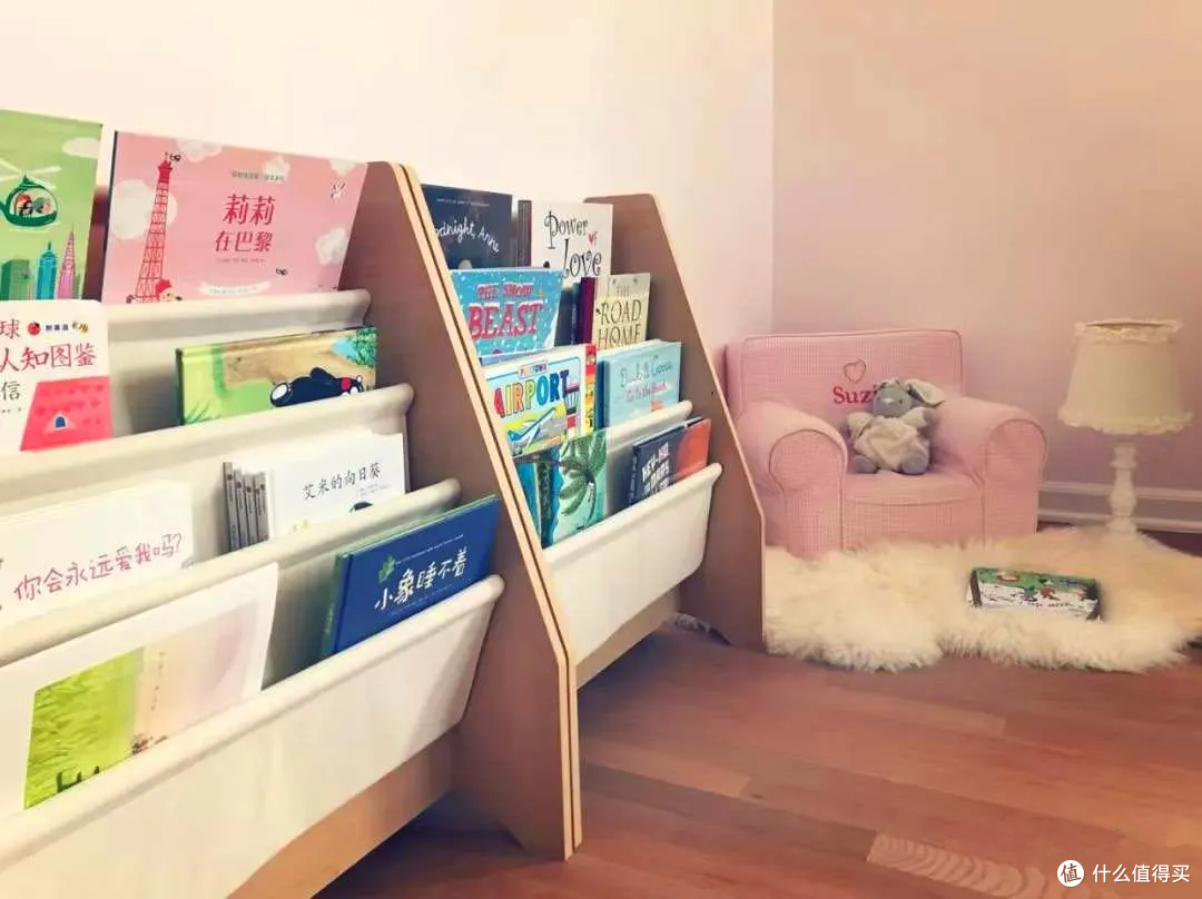 想在家里布置一个小书房或者读书学习的角落,卧室和客厅哪个更合适?