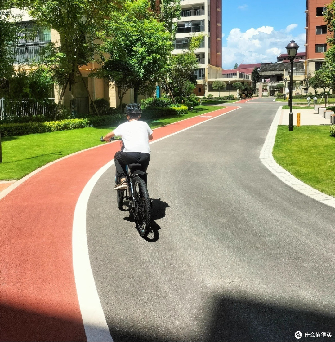 乡间骑行享受惬意生活