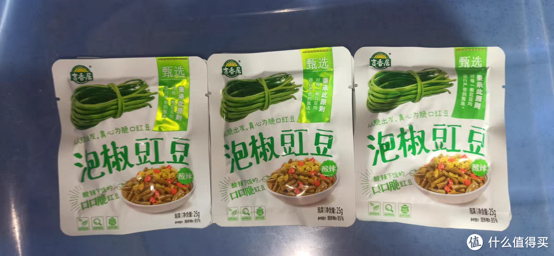 吉香居泡椒豇豆开味萝卜干是一款美味可口的小吃