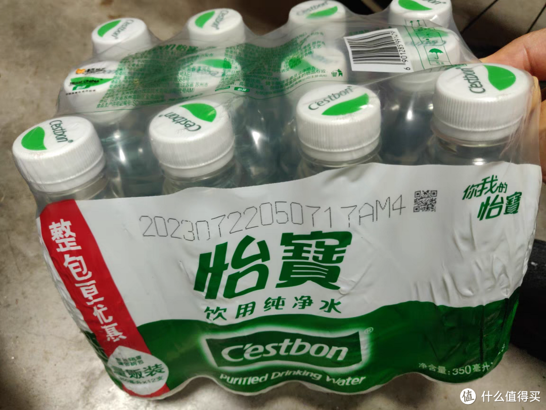 怡宝纯净水非矿泉水350ml*12瓶量贩装整箱装是一种方便实用的饮用水产品。