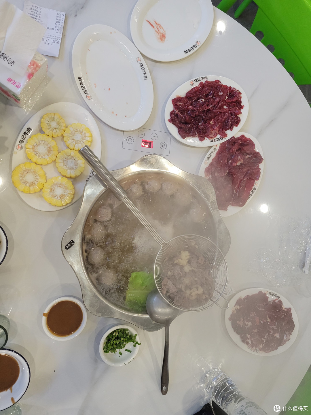 很普通的清汤锅，但是旁边的丸子，在最后给这顿牛肉火锅点亮了