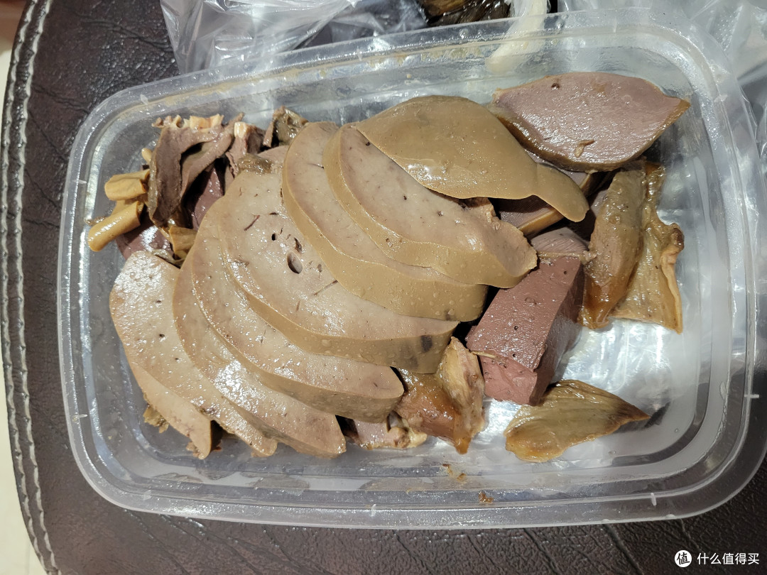 一盘鹅肝，配了些鹅血，最后的蘸料就是简单的醋搭配了点调料