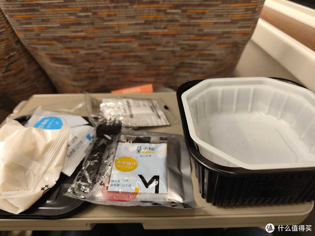 盒饭太贵?在高铁上评测几款自热米饭