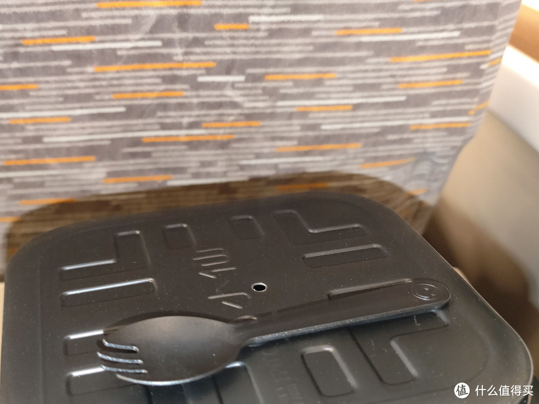 盒饭太贵?在高铁上评测几款自热米饭