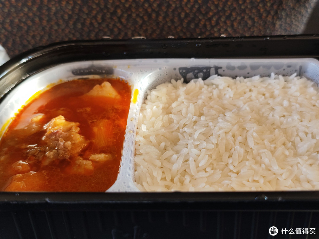 盒饭太贵？在高铁上评测几款自热米饭