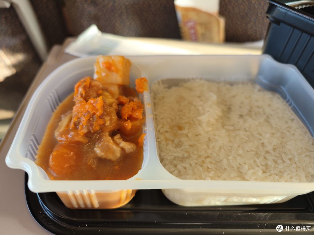 盒饭太贵?在高铁上评测几款自热米饭
