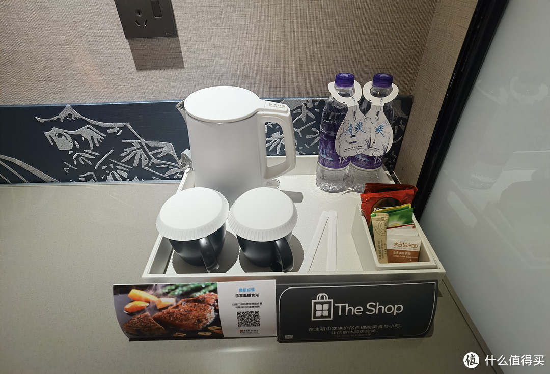 电热水壶、两瓶饮用水、茶包、咖啡包、杯子
