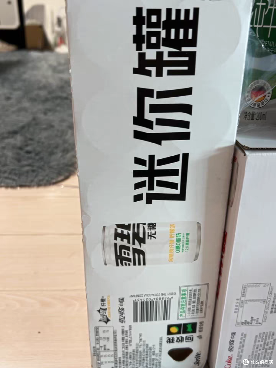 作为一种迷你型的200ml装整箱可口可乐,这款产品凭借其便捷和小巧的特点,深受年轻人喜爱。