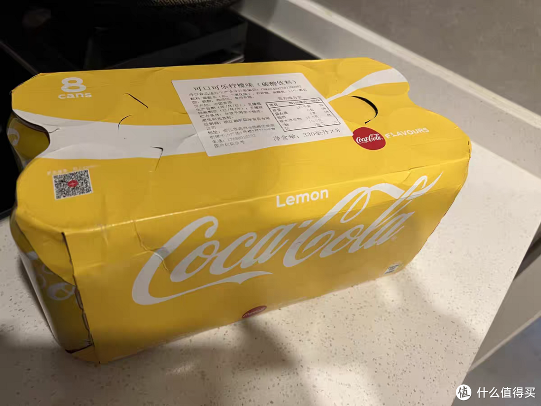 香港版柠檬味可口可乐汽水是一款受欢迎的碳酸饮料，每罐容量为330ml。