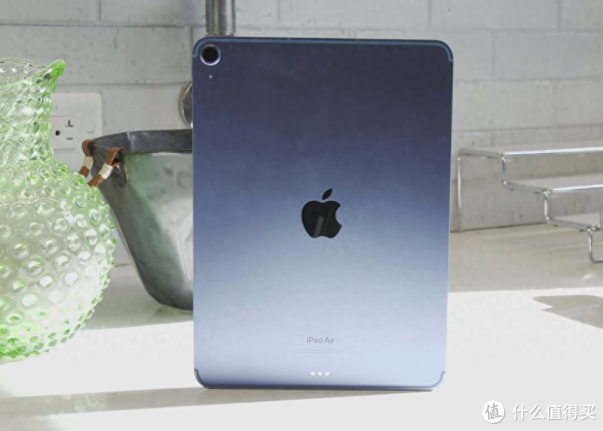 苹果给安卓重力一击，iPadAir M1版本跌价1360元，能当轻薄本使用