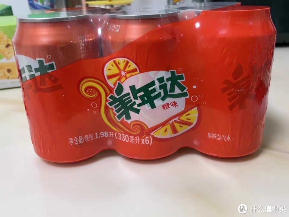 百事可乐美年达橙味碳酸汽水是一种受欢迎的饮品