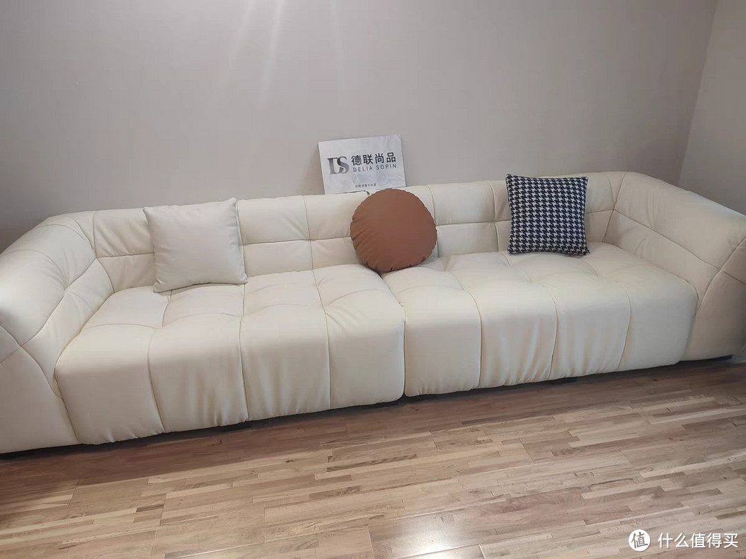 网红奶油风真皮沙发是一款备受关注的家具产品