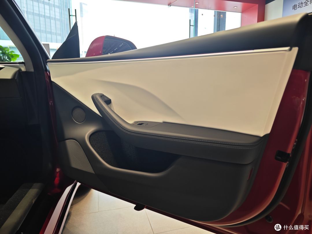 Model 3+探店静态体验！全方位提升的新一代特斯拉！