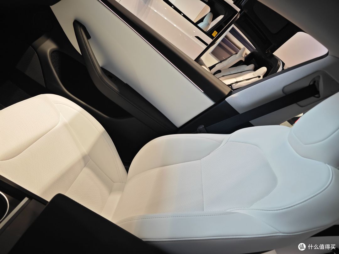 Model 3+探店静态体验！全方位提升的新一代特斯拉！
